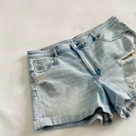 American Eagle “Mom Short” Stretch Size 18 Light Wash / Cuffed / Summer / Cuffed - Picture 3 of 12